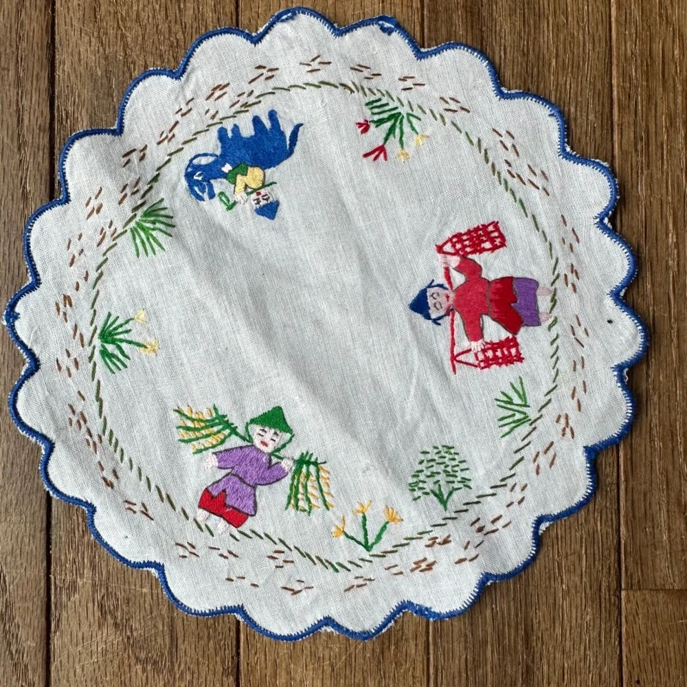 Vintage Embroidered Asian Linens Scalloped‎ Edge Coasters & Doily Folk Art READ