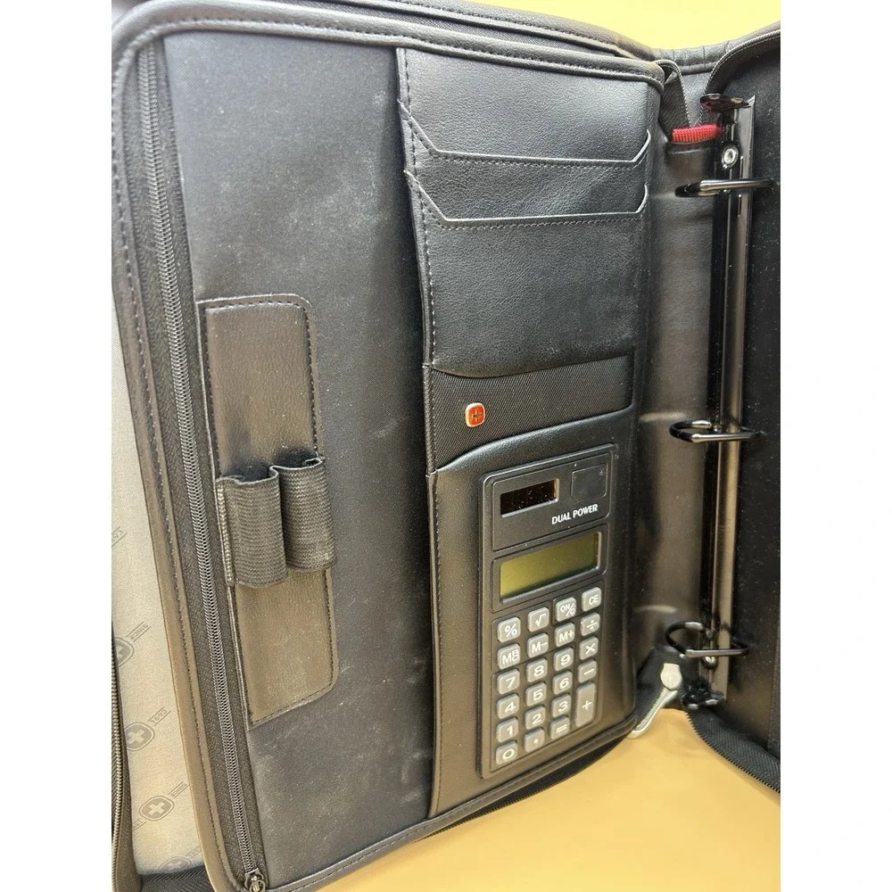 Wenger‎ Executive Business Vinyl Zippered Padfolio - Black 3 ring binder w/calc