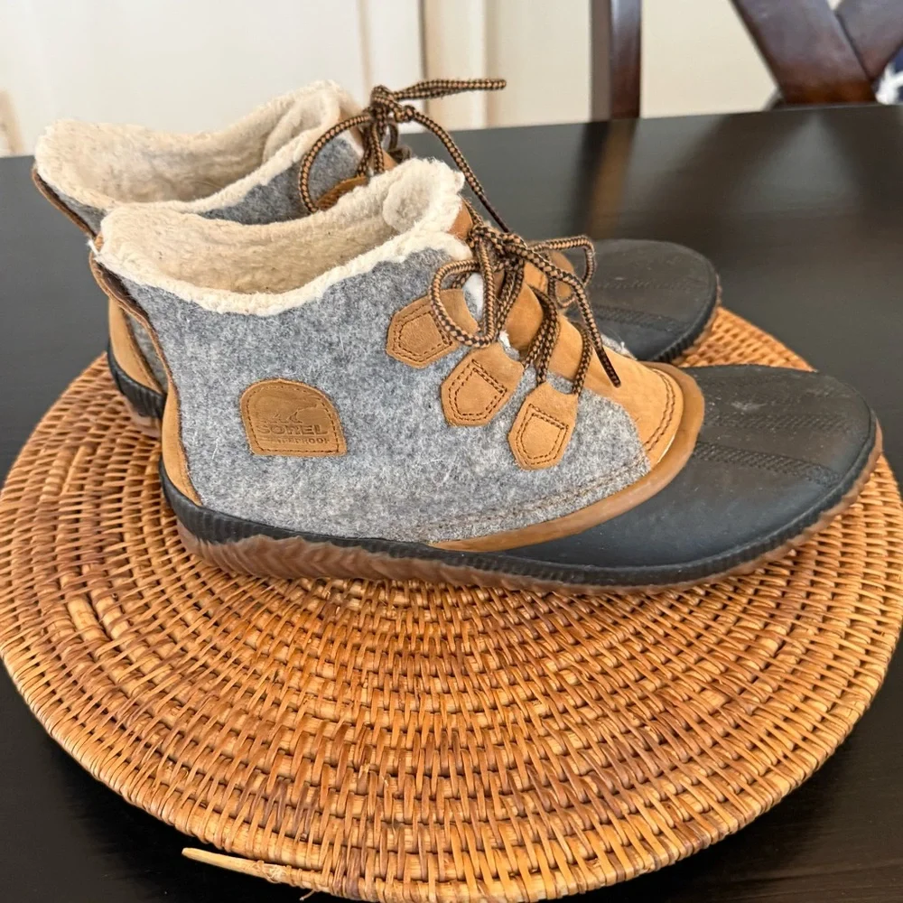 Sorel Gray and Tan‎ Waterproof Boots- insoles missing