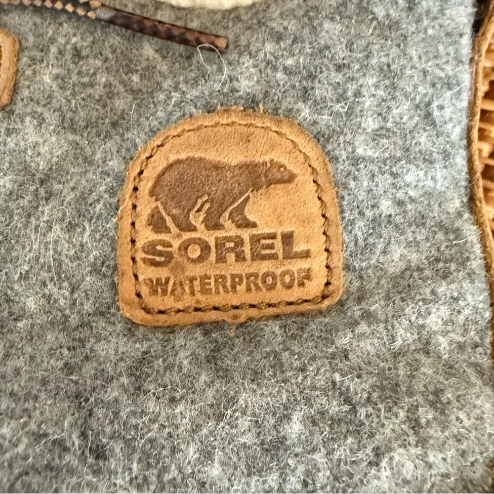 Sorel Gray and Tan‎ Waterproof Boots- insoles missing
