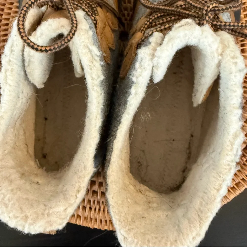 Sorel Gray and Tan‎ Waterproof Boots- insoles missing