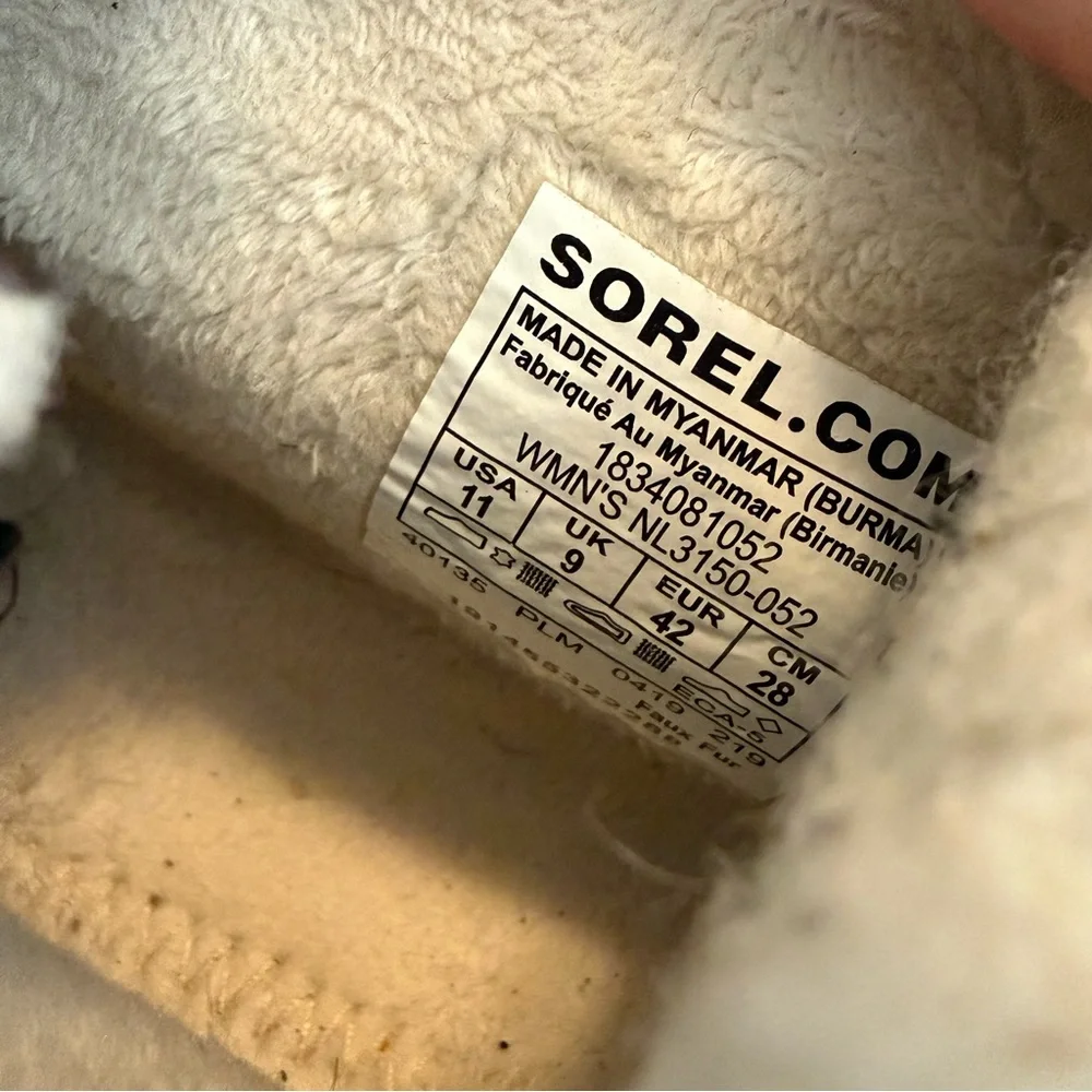Sorel Gray and Tan‎ Waterproof Boots- insoles missing