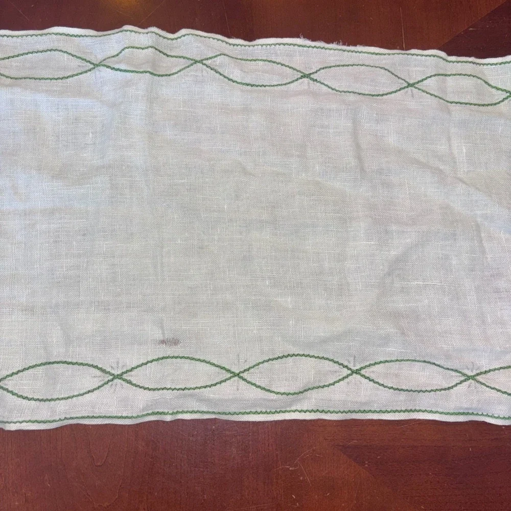 Vintage | Handmade Linen Table Runner |‎ Green Embroidered Chain Link 41x12.5
