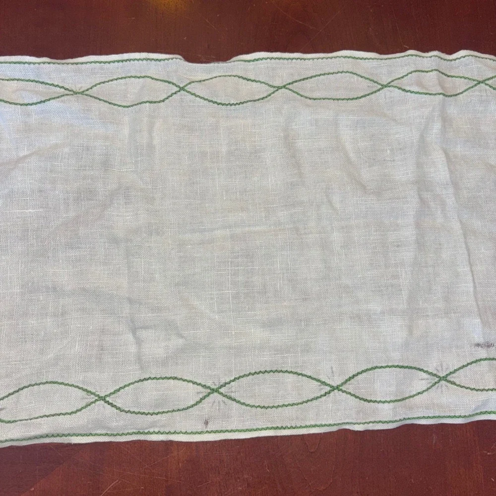 Vintage | Handmade Linen Table Runner |‎ Green Embroidered Chain Link 41x12.5