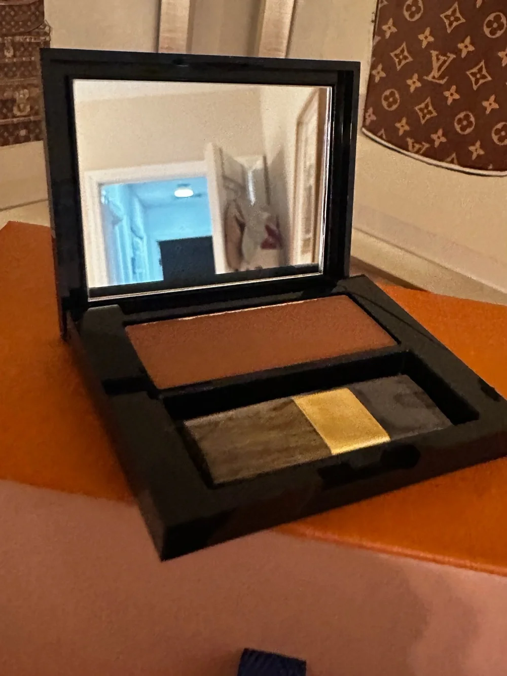 Estee Lauder mirror velvety tone