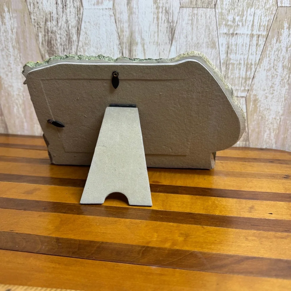 N/A tiny chipping