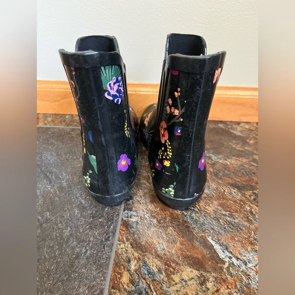 Women’s London Fog black floral Piccadilly waterproof pull on rain boot. Size 8