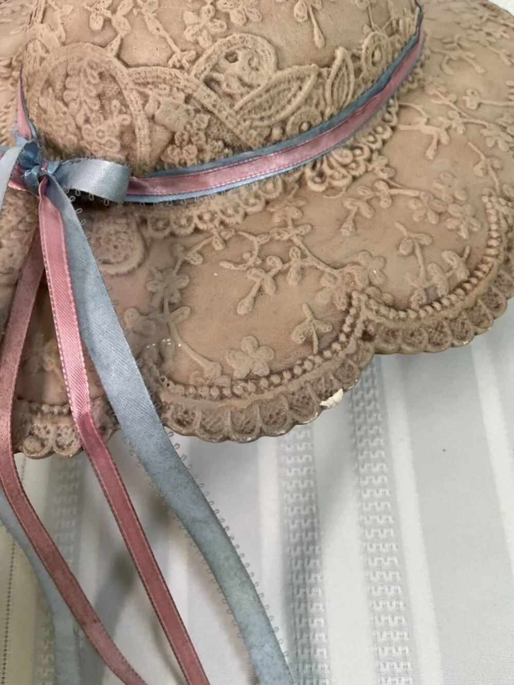VTG Lace Bonnet Wall Pocket Cottagecore Victorian Nursery Chalkware Decor Boho