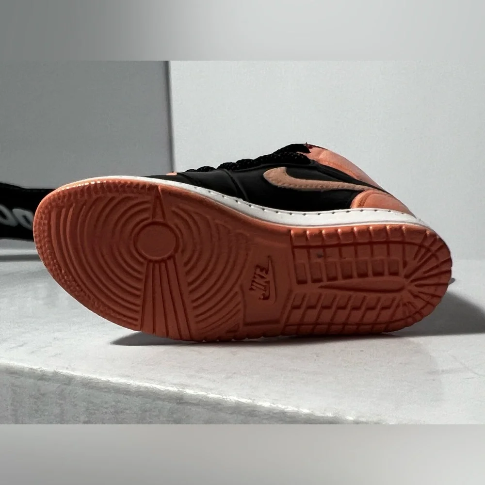 3D mini sneaker shoe keychain Black and Pink novelty‎ trinkets
