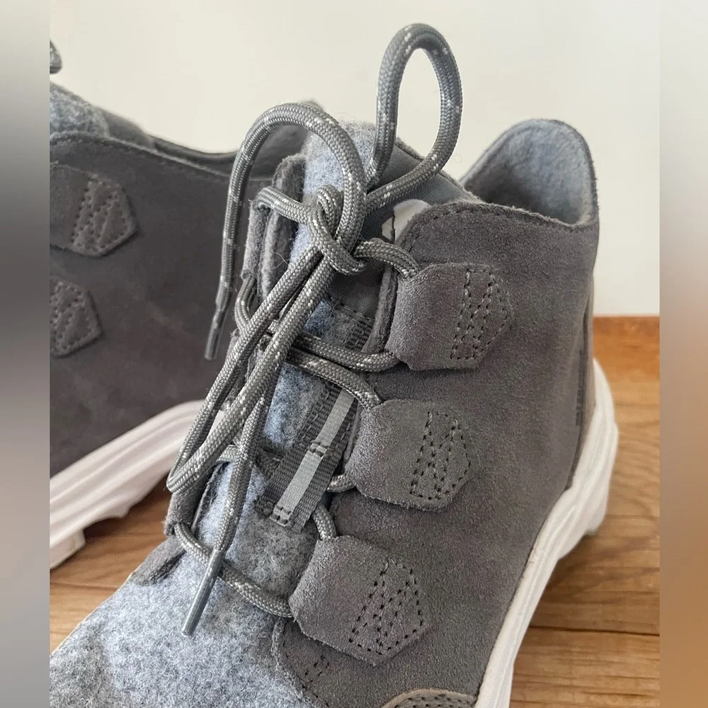 Sorel Kinetic Breakthru Caribou Sneaker Boots Grey Lace Up Winter Women's Sz 7