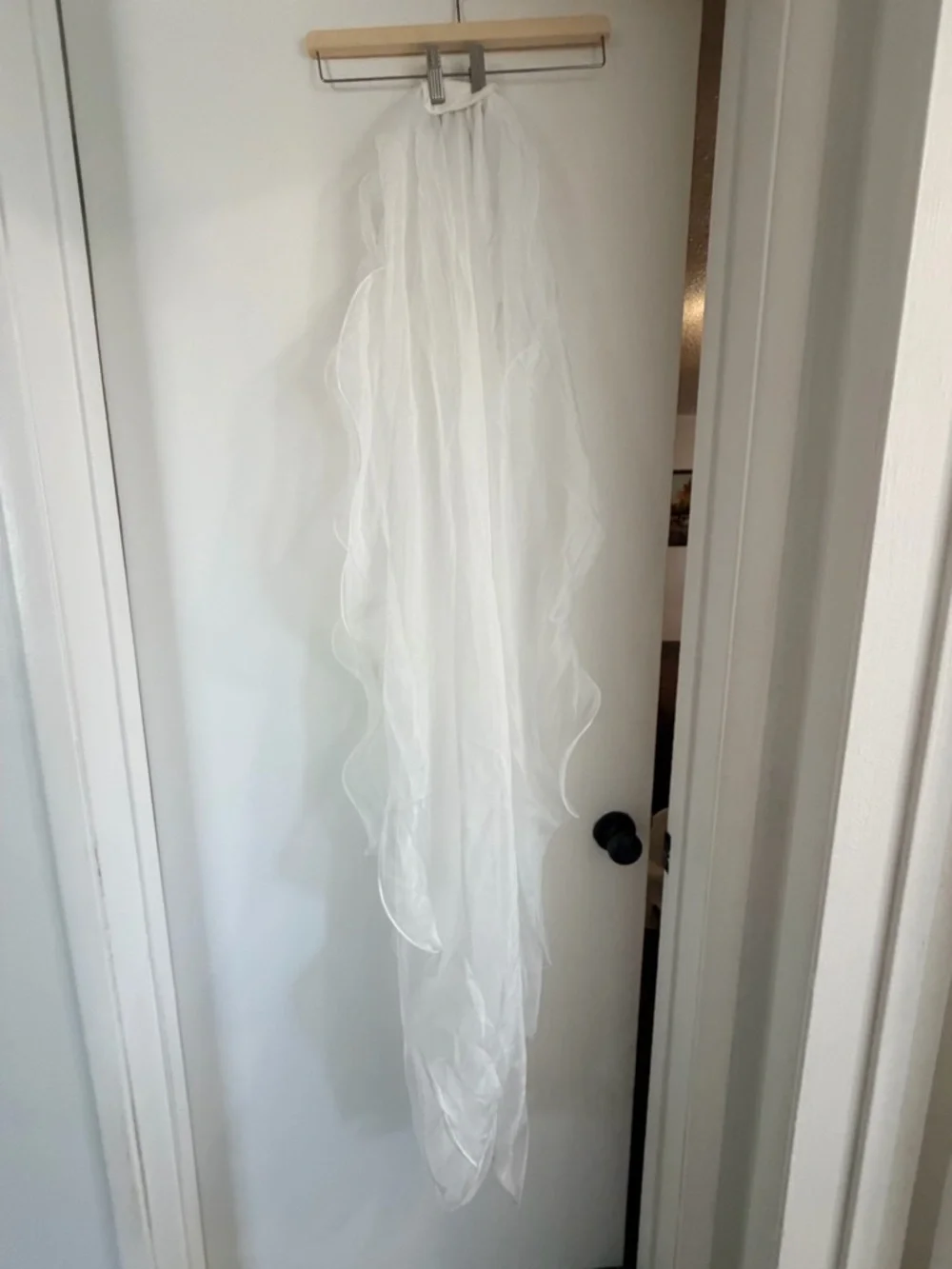 Meshki White Single-Tier Sheer Bridal Veil with Wavy Edge