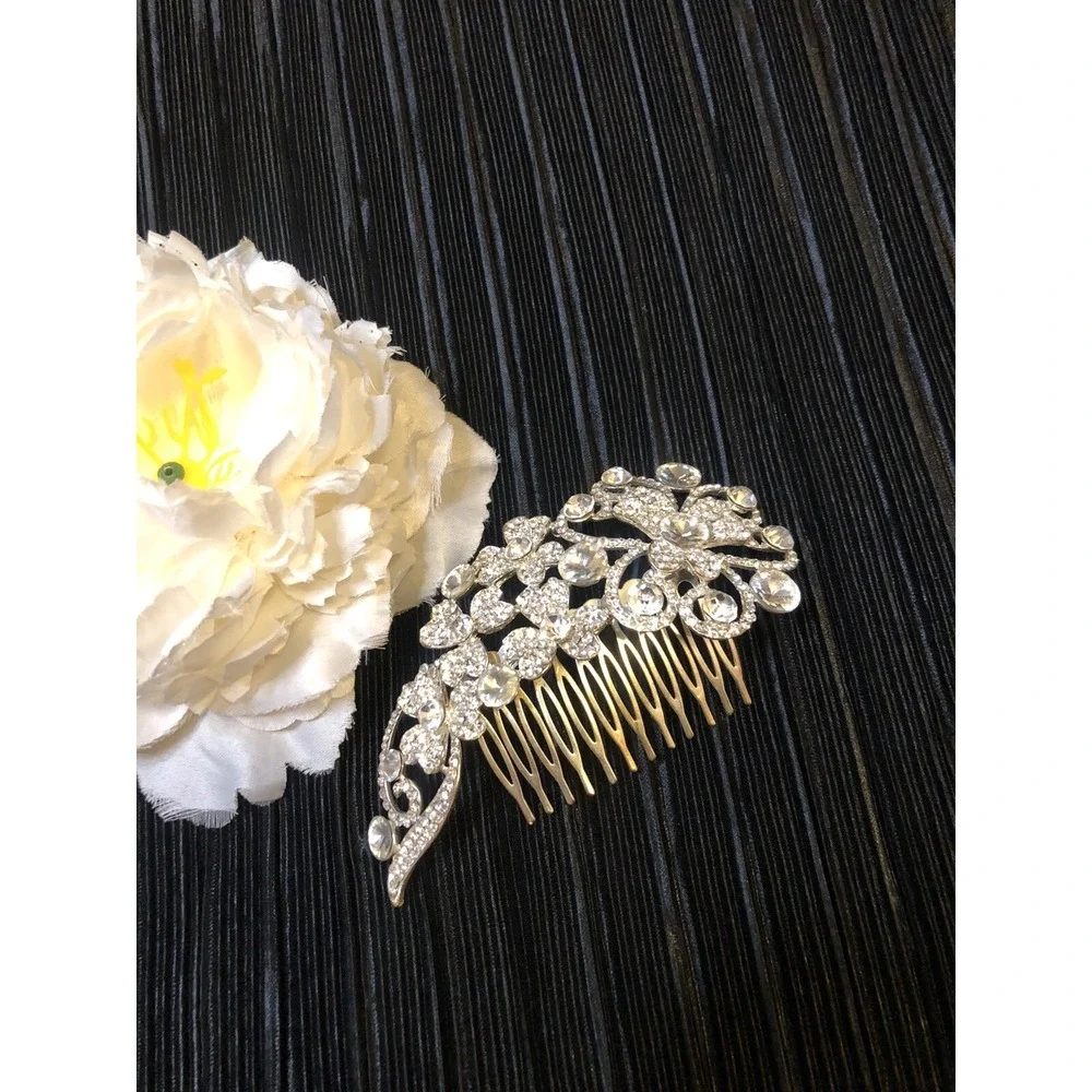The Unbranded Brand hair accessory
