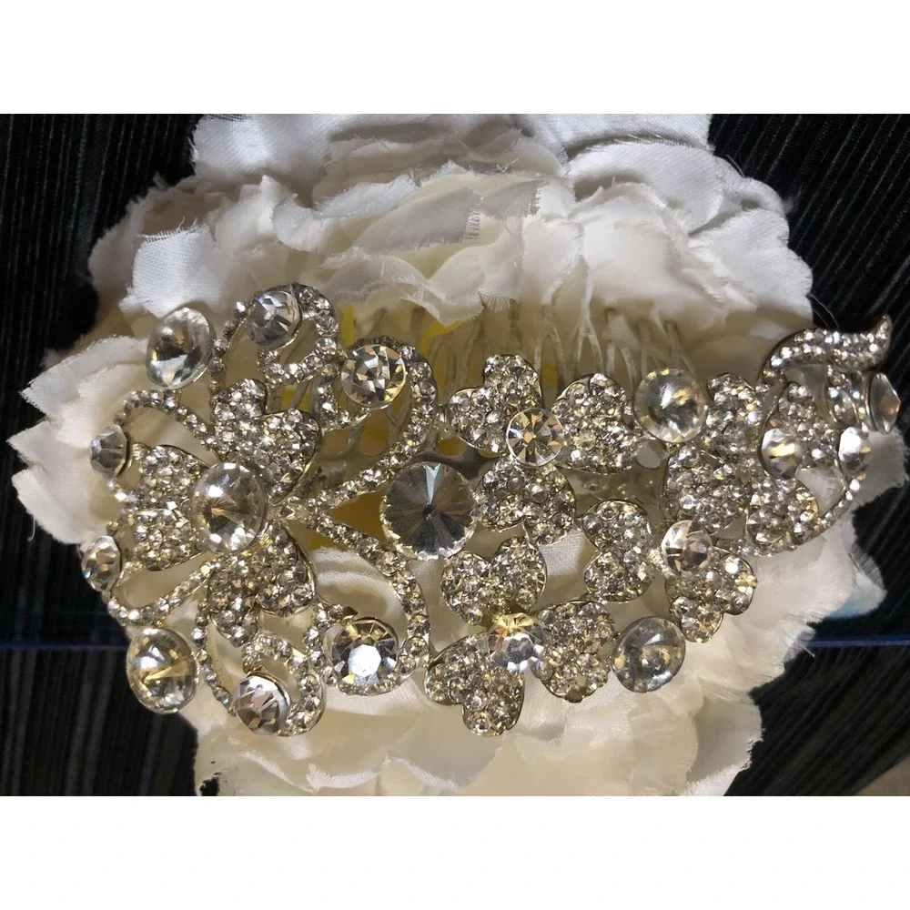 The Unbranded Brand hair accessory