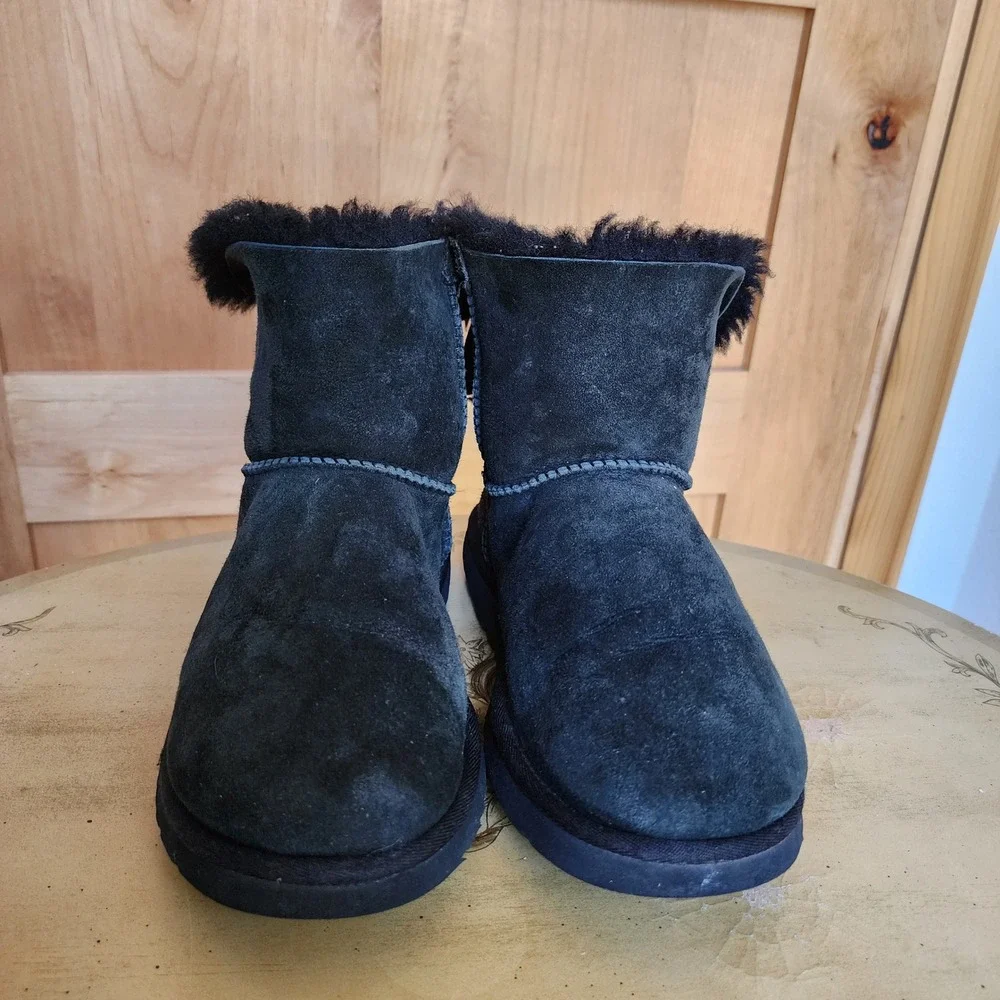UGG Y2K US 8 Black Suede Mini Bailey Bow II Winter Boots Scandinavian Cozy Hygge