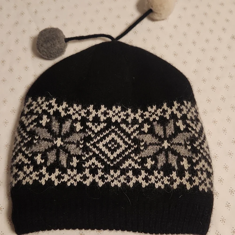 Icewear Papey  Angora Blend Wool Black and Gray Winter Pom-Pom Beanie OS Kids