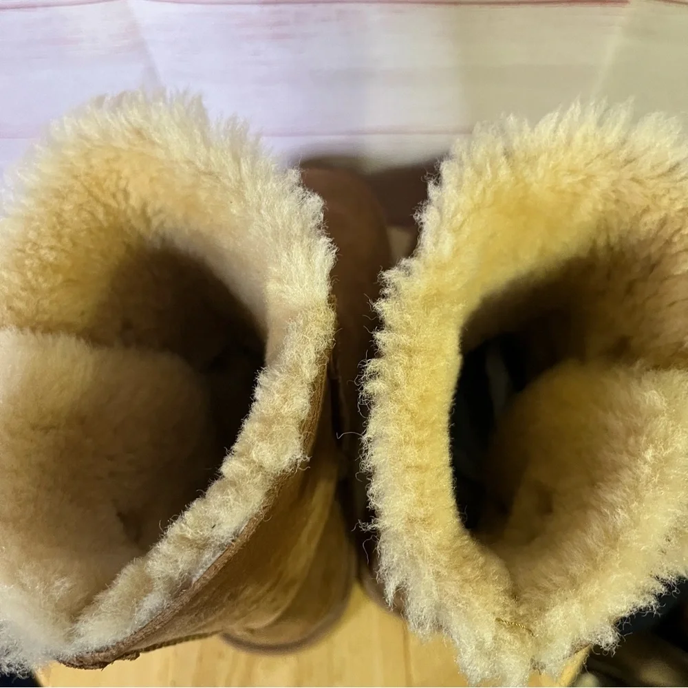 Toggle 2 Button Short Cozy Warm Sheepskin Boots Size 7‎