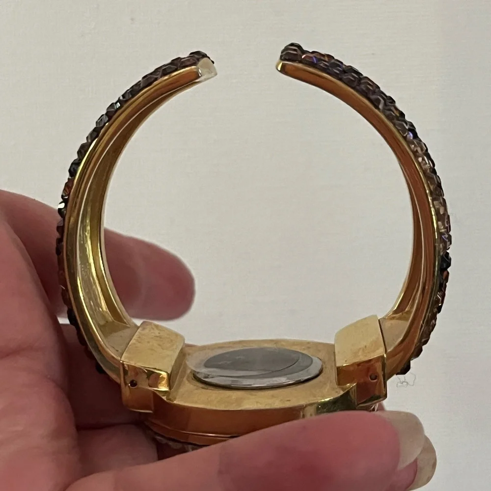N/A elegant gold