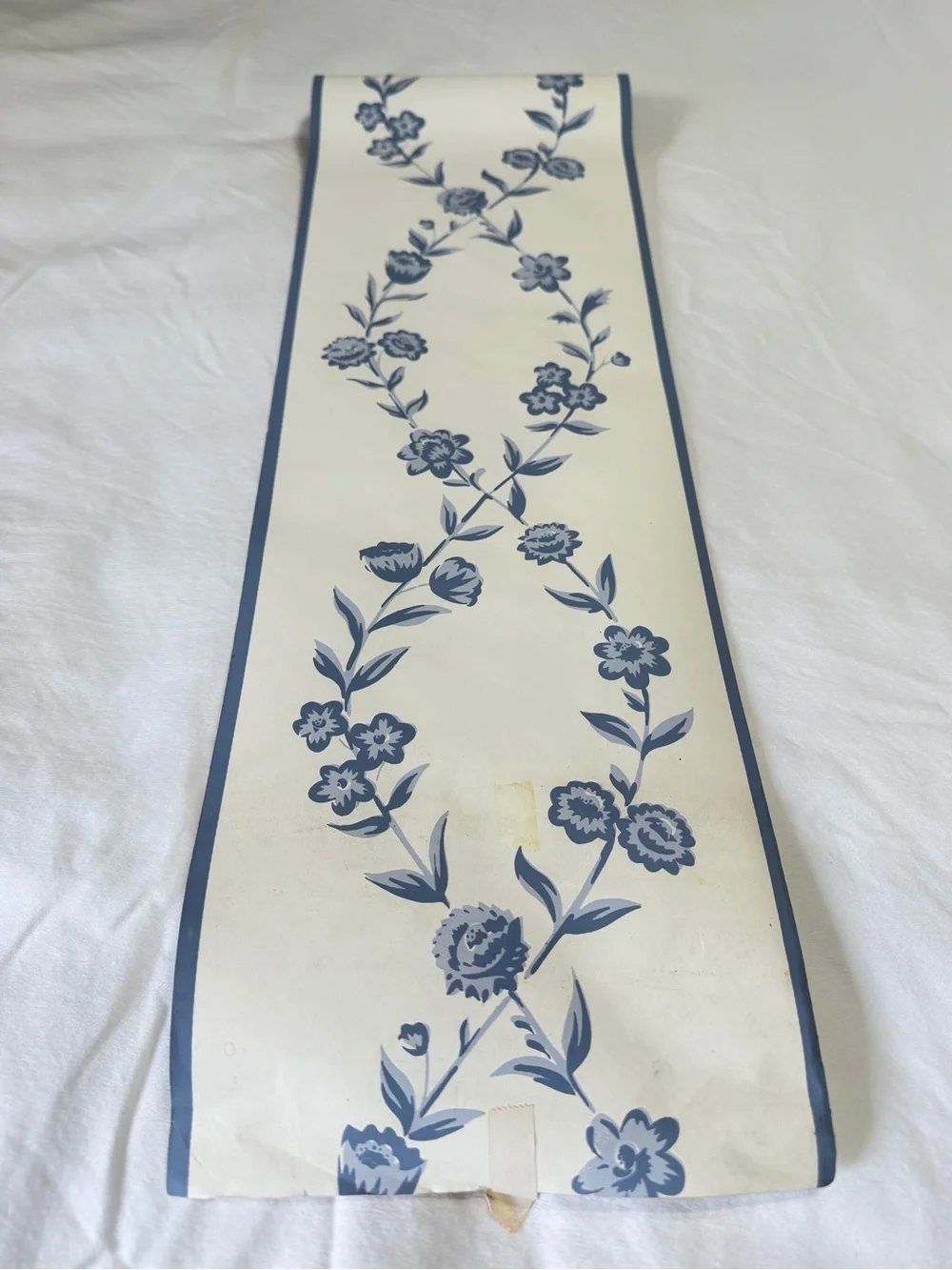 VGT Lot 7 Newport #5725 Blue floral Wallpaper Border 5 YDS EA Unpasted Farmhouse