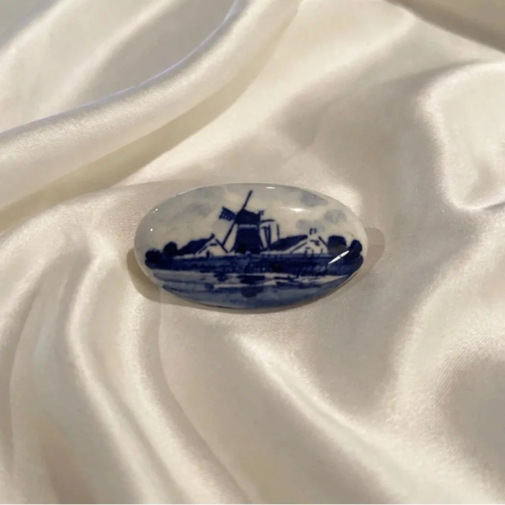 “VTG” Delft Oval Porcelain Blue Windmill Brooch
