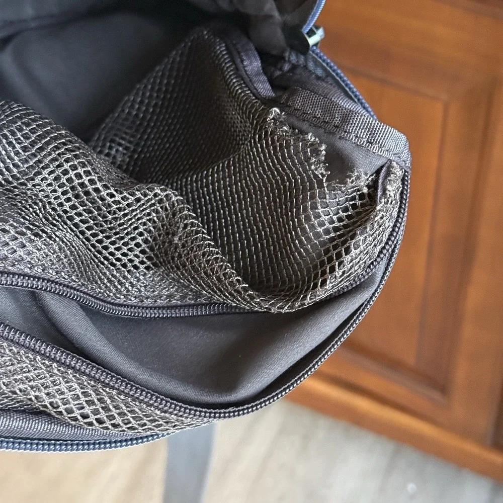 Plamberg shipper gray details