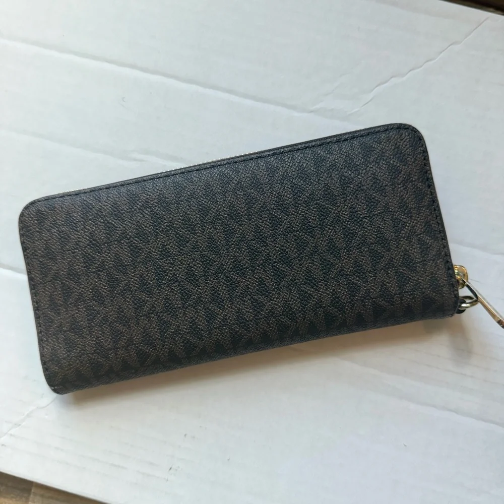 Michael Kors around plaque gold