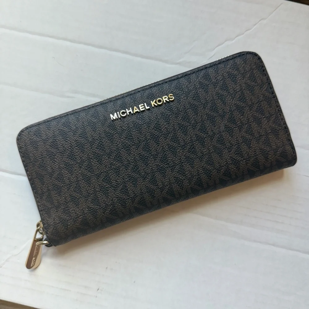 Michael Kors continental classic signature