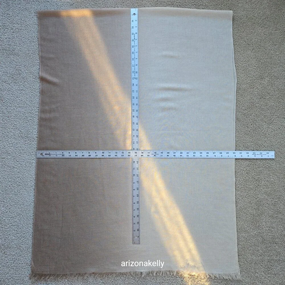 N/A pulls scarf pet