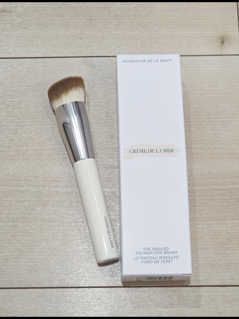 La Mer designed hand