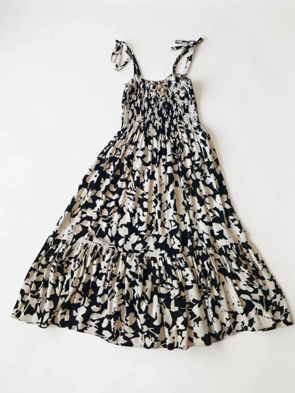 Kate Spade Black and White Crepe Floral Smocked Midi Dress Tiered Strappy Sz 10