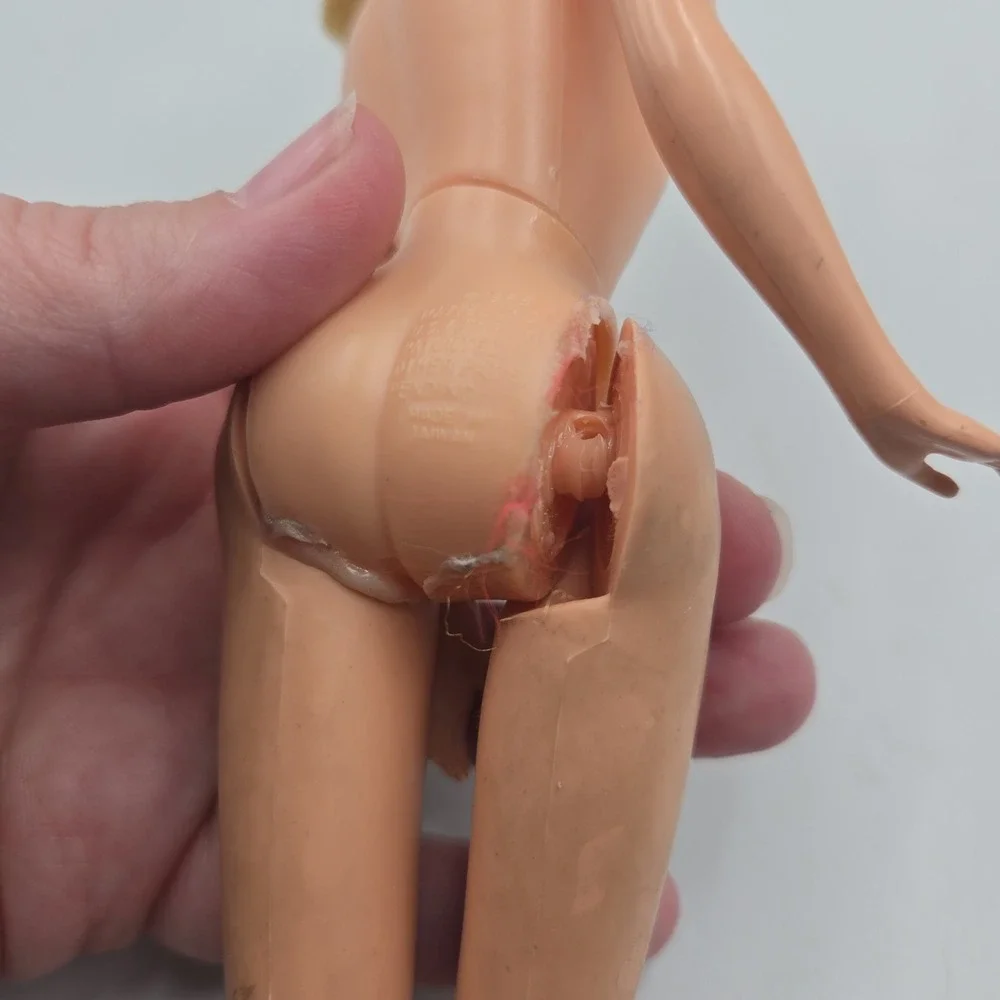 Barbie one leg
