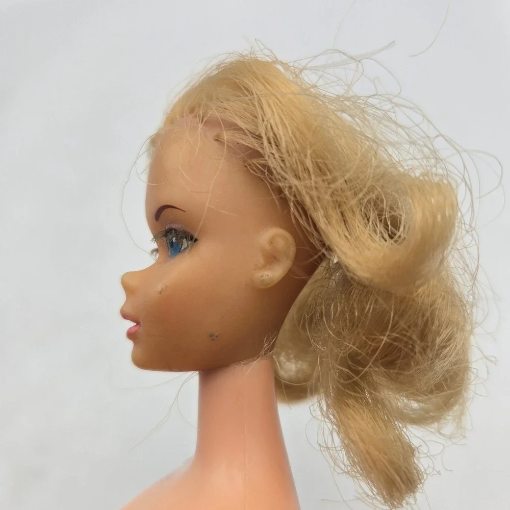 Barbie one leg