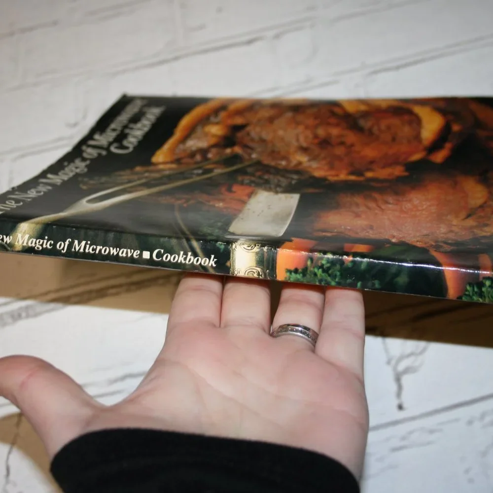 Vintage 1974 The New Magic of Microwave cookbook Magic Chef (Bf)