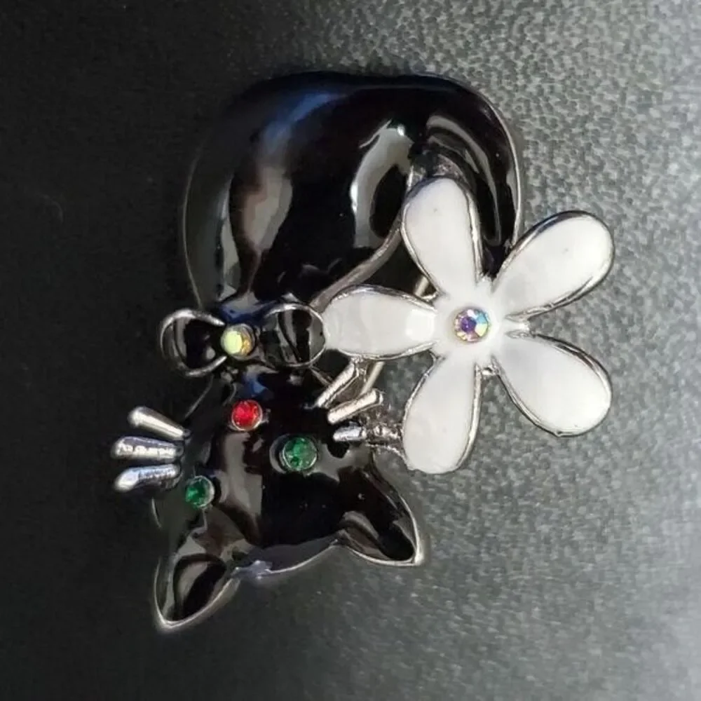Black enamel kitty cat brooch