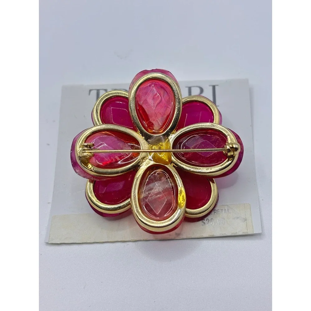 Trifari‎ Pink Flower Brooch Gold Tone Magenta Fuchsia Petal Rhinestone Vintage