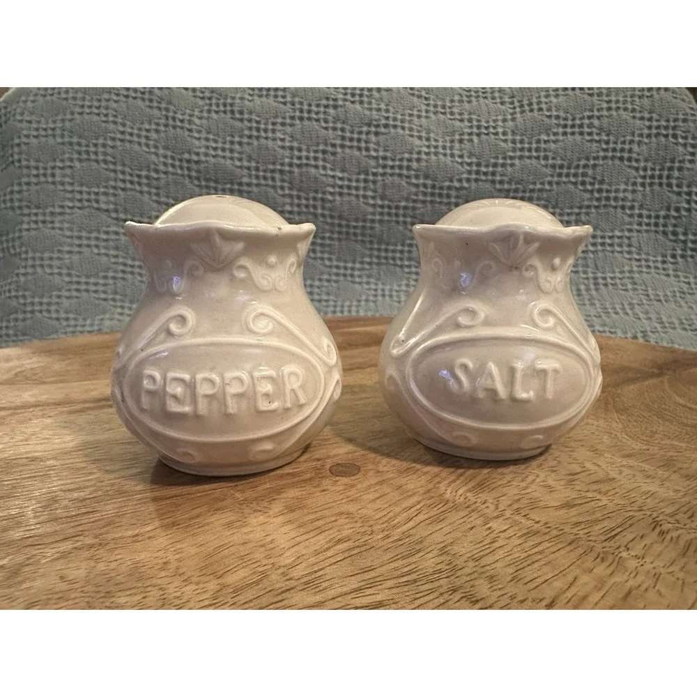 Chic Brand Antique Porcelain Salt & Pepper Shaker Set‎ White 