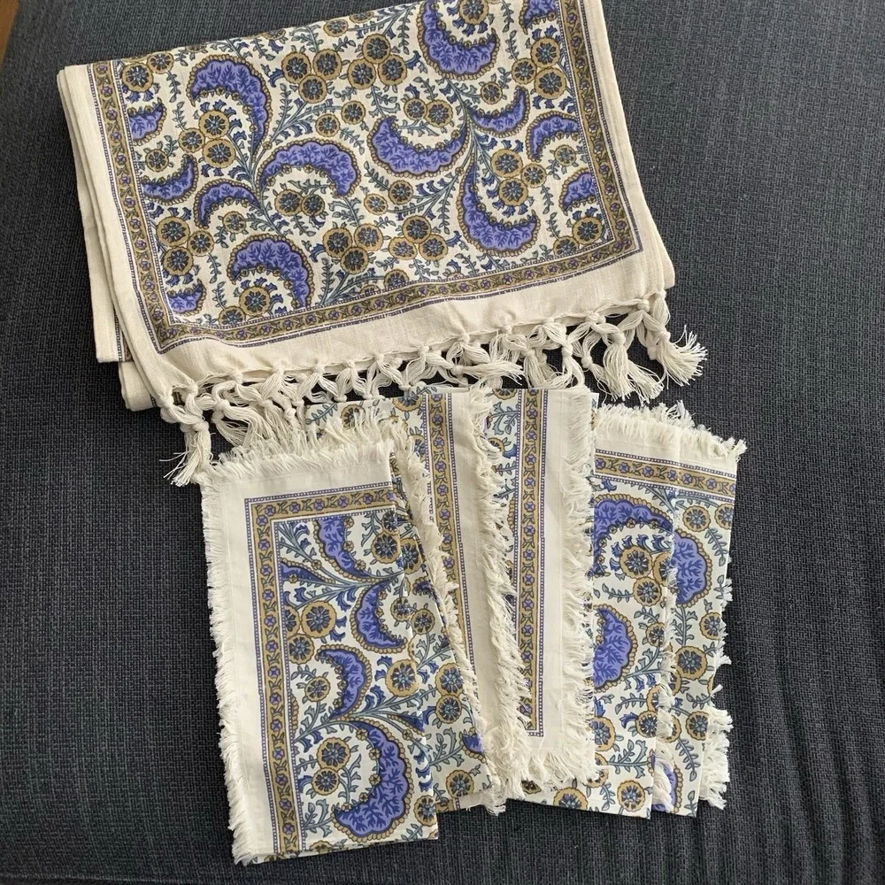 World Market‎ Table Runner And 6 Napkins
