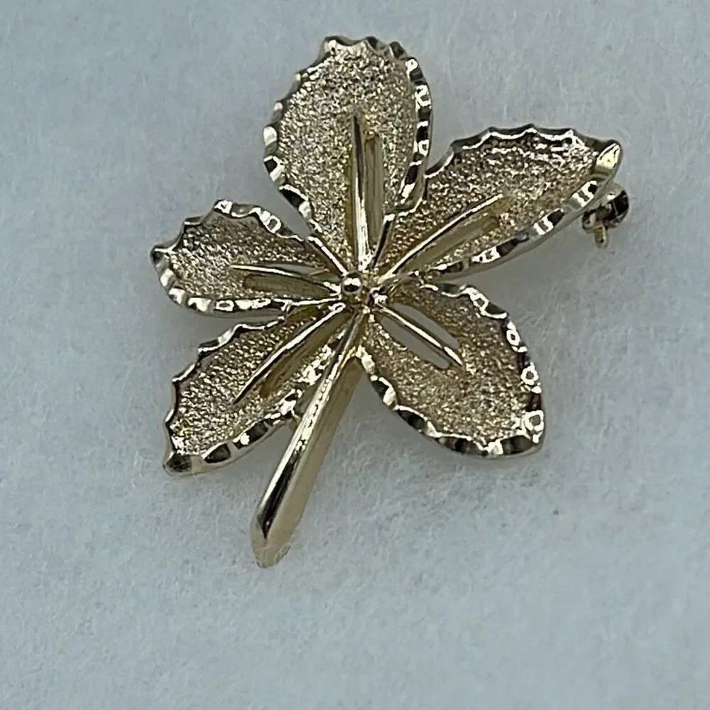Vintage Sarah Coventry gold colored leaf brooch