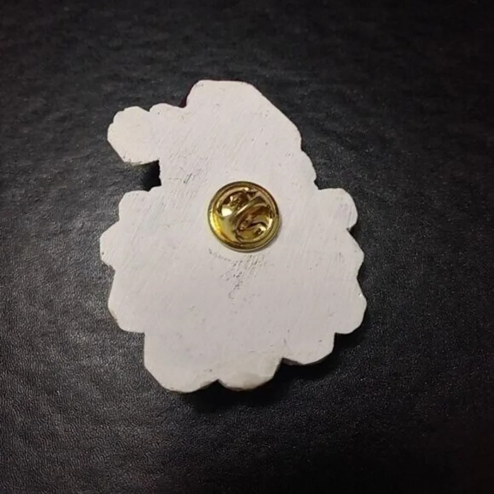 Vintage old fashioned looking Santa brooch