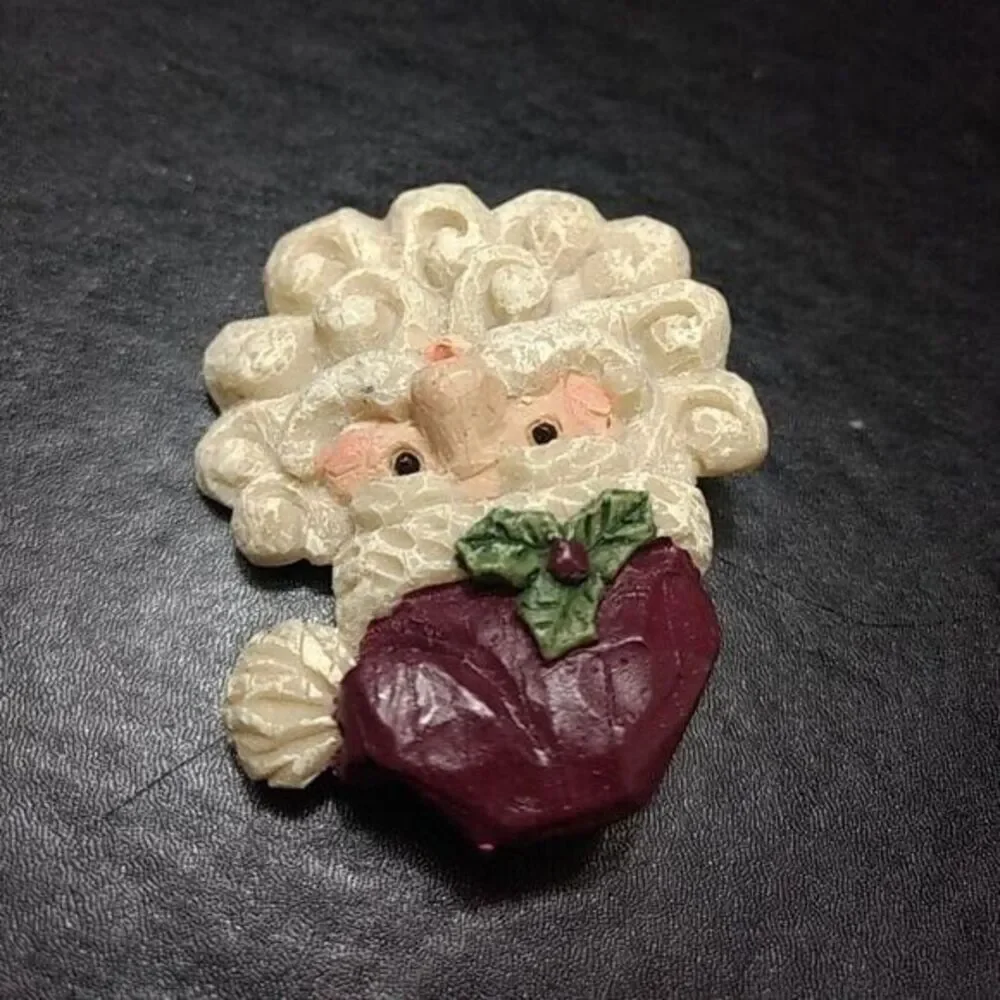 Vintage old fashioned looking Santa brooch