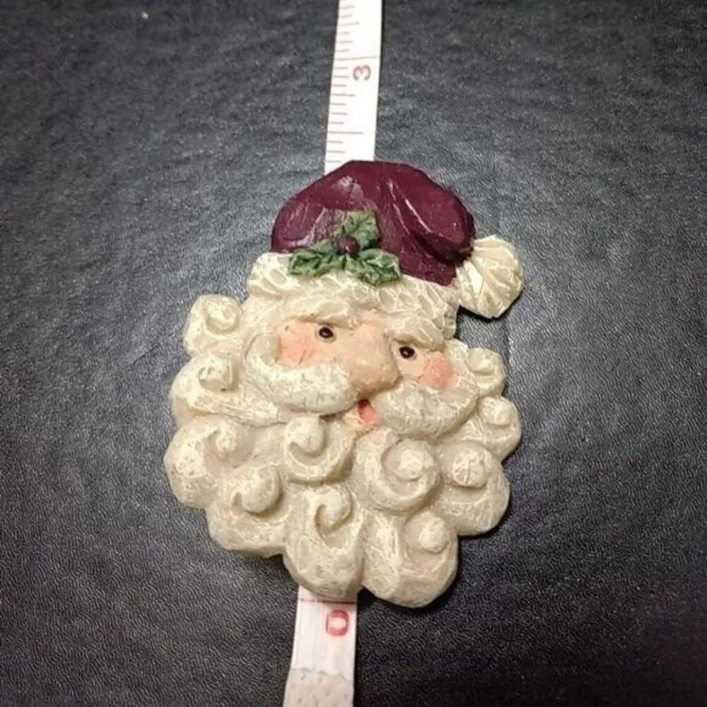 Vintage old fashioned looking Santa brooch