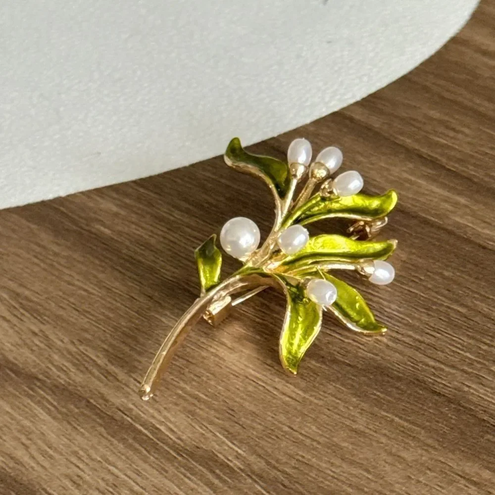 Gold Leaf Brooch with Pearls Q594