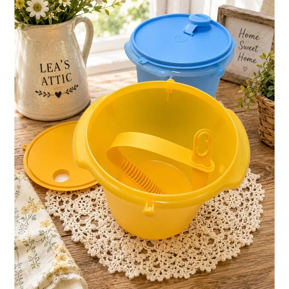 Tupperware product set