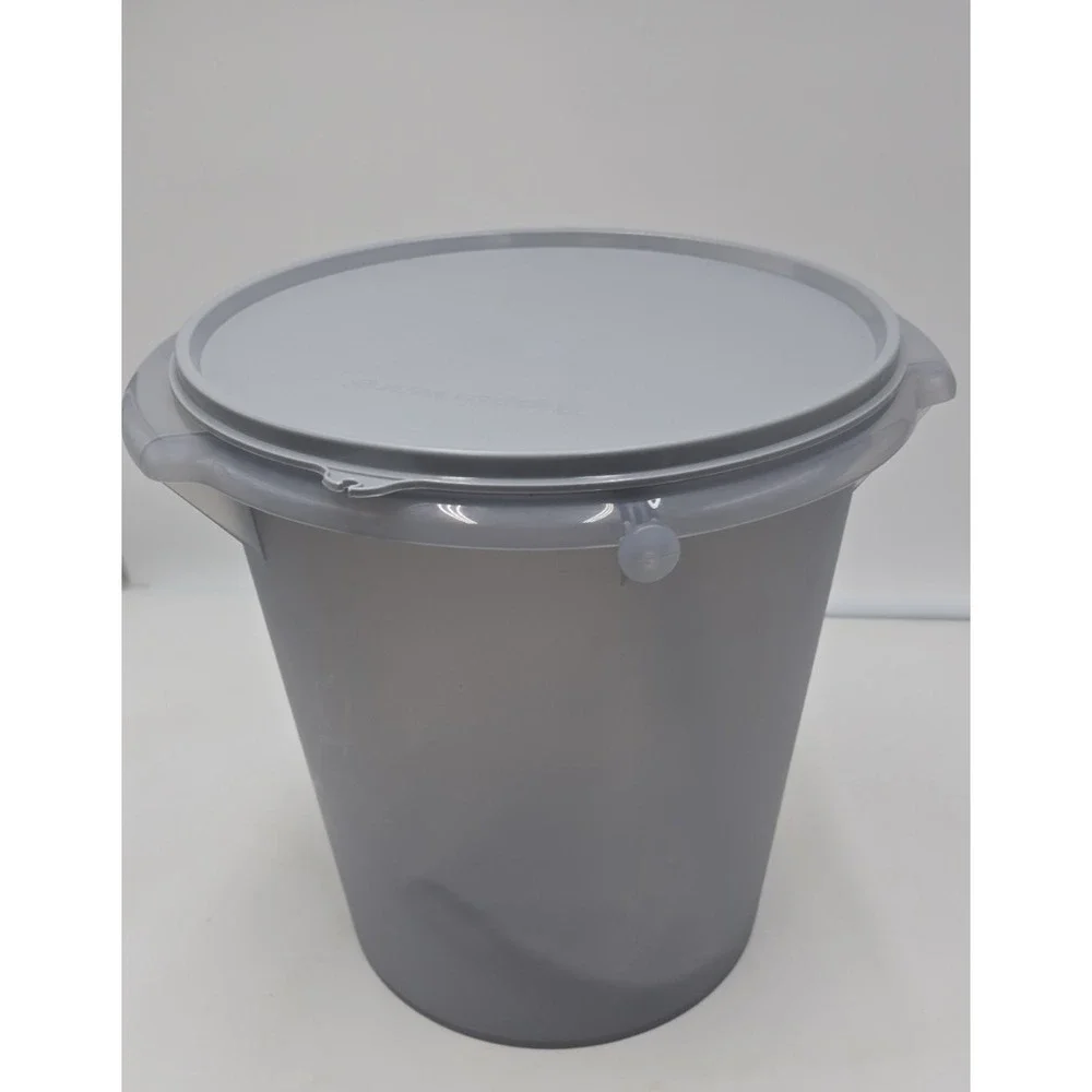 Tupperware bucket container