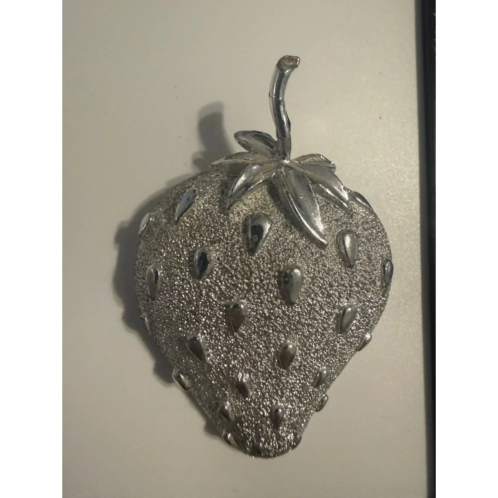 Sarah Coventry Silver Tone Strawberry Brooch Textured Fruit Pin Vintage Jewelry