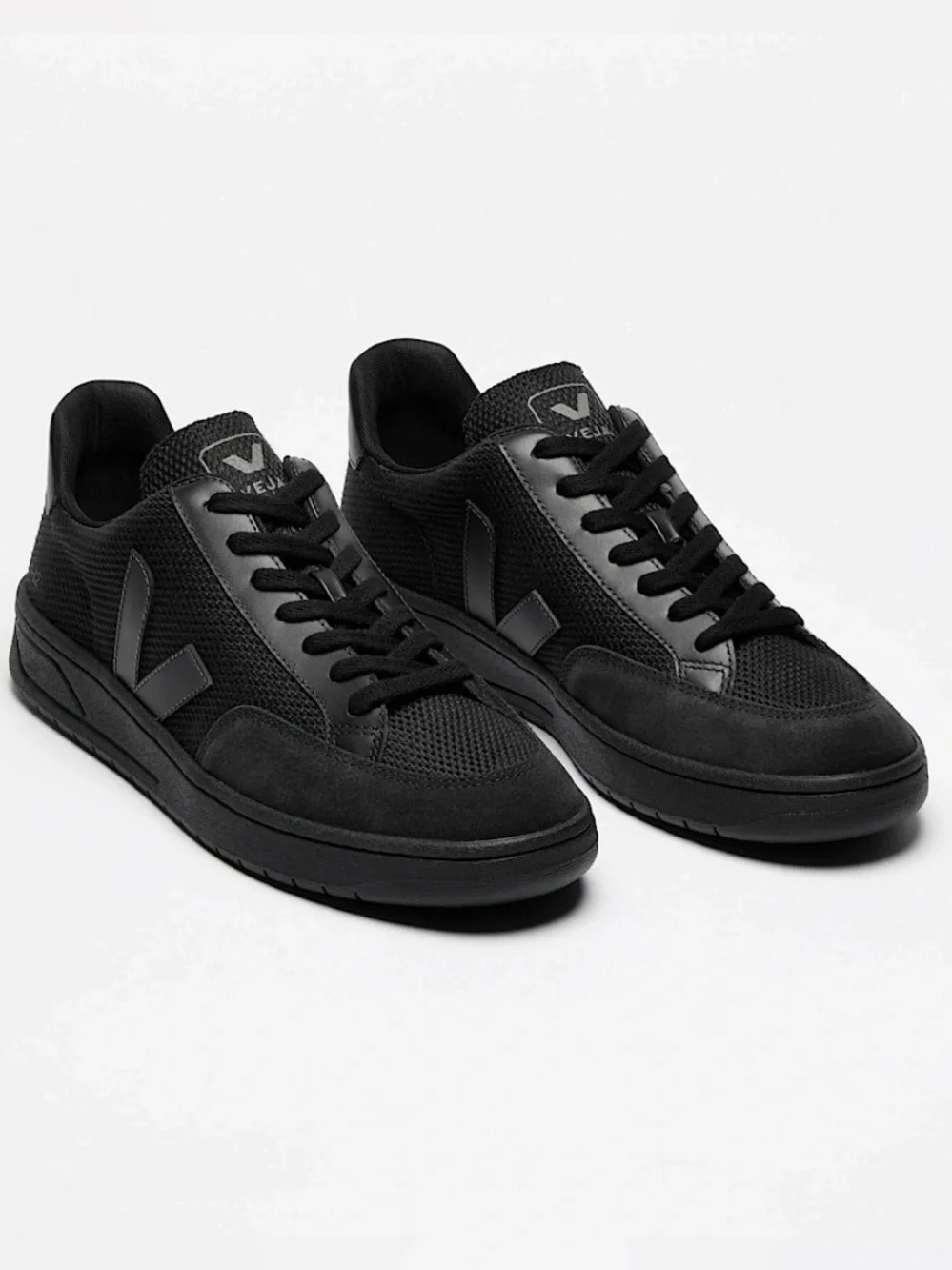 Veja V-12 B-Mesh Men's Sneakers - Black. Size US 10.
