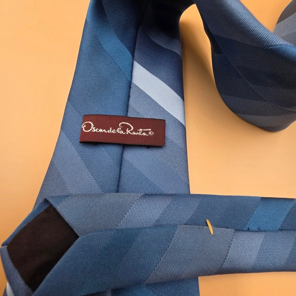 Oscar de la Renta Mens Silk Necktie Blue Tonal Diagonal Stripe Signature Logo