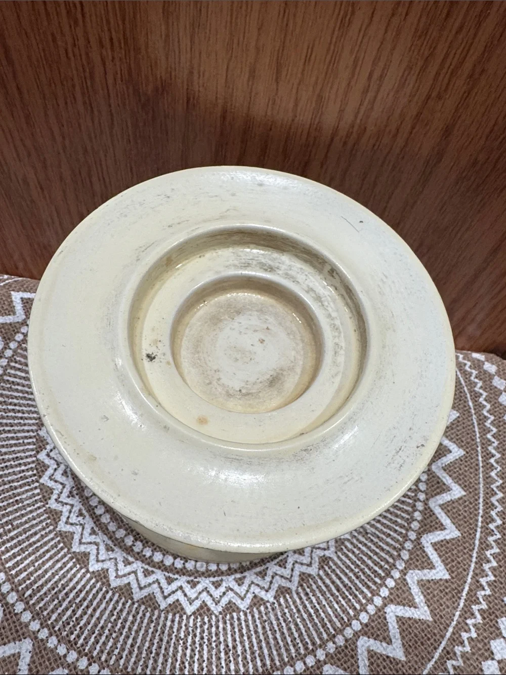 N/A subtle antiqued