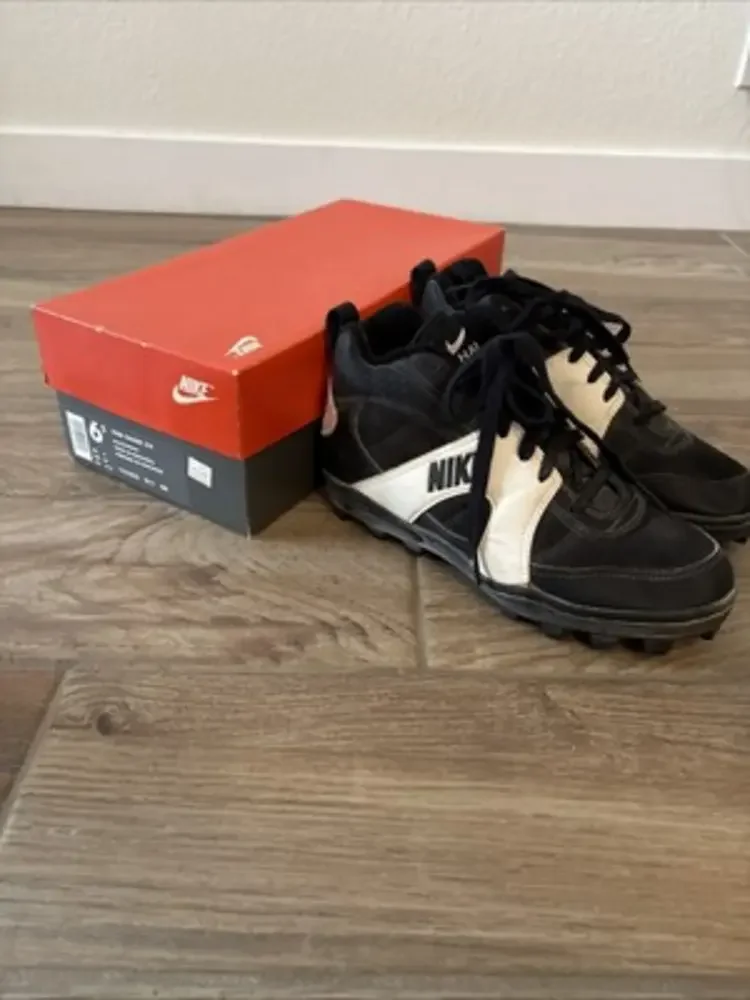 Nike Shark Veer cleats - W/ Box. Size 6.5‎
