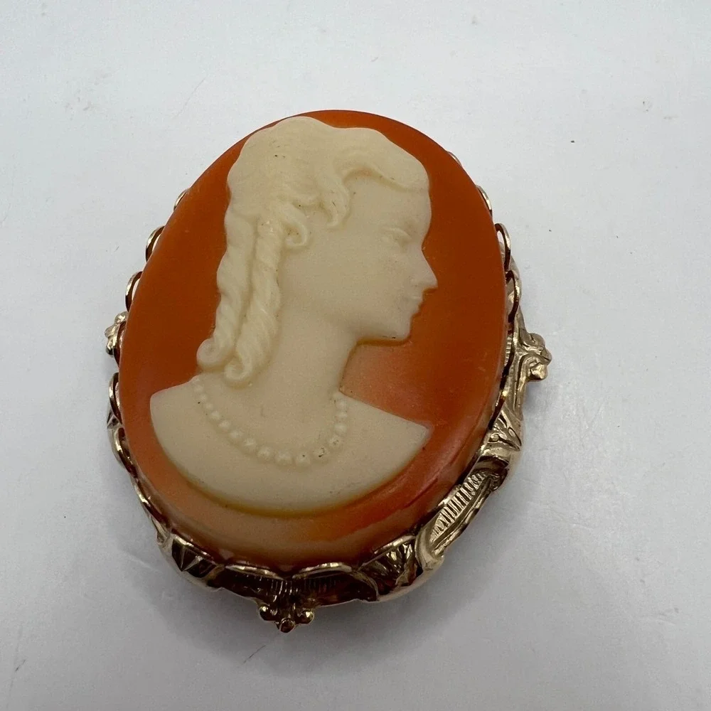Vintage Faux Cameo Brooch Gold Tone Frame Pin‎