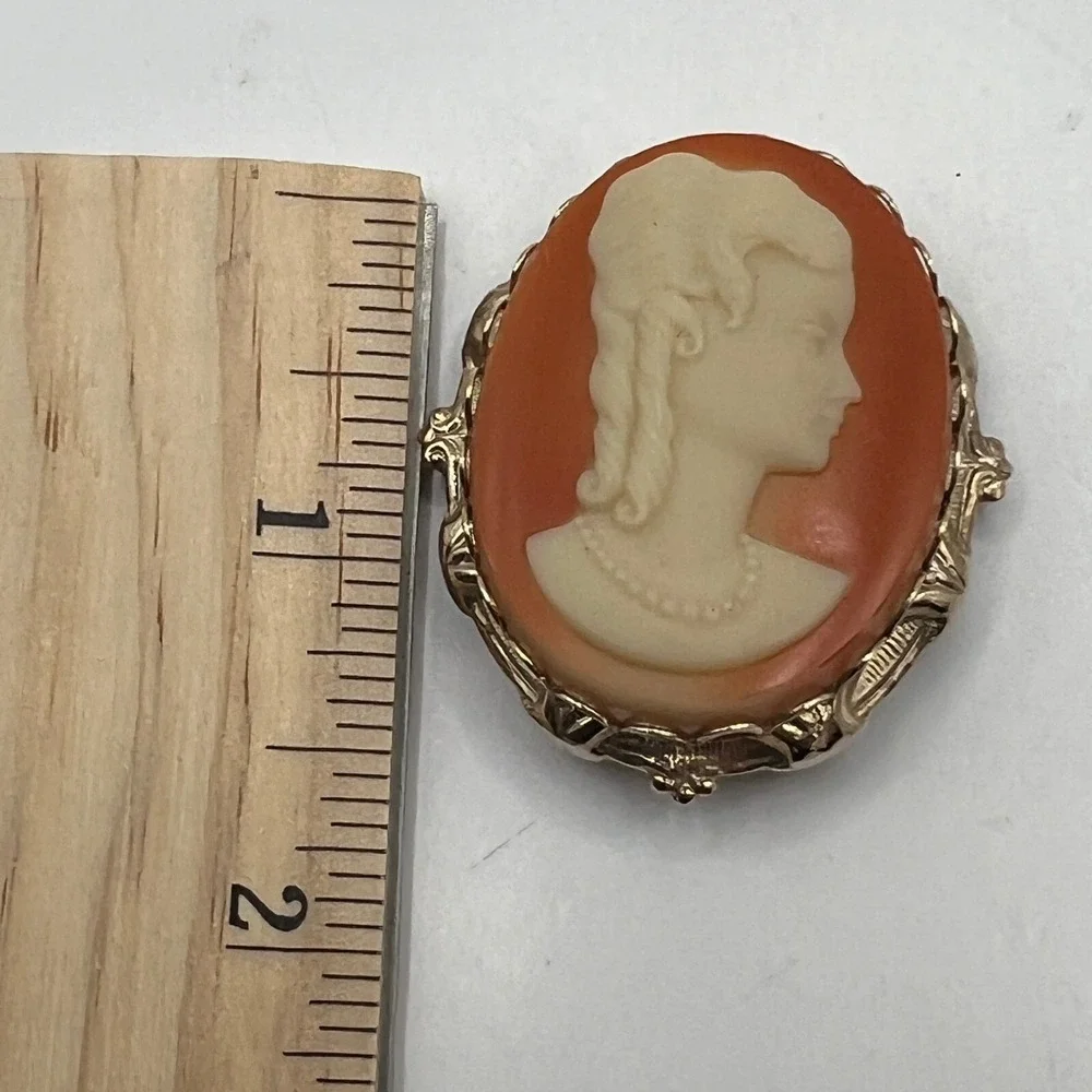 Vintage Faux Cameo Brooch Gold Tone Frame Pin‎